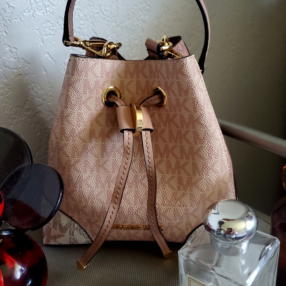 NWT Michael Kors Mercer Gallery Small Bucket Crossbody  pink/white.
